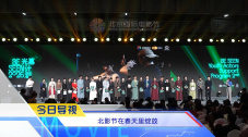 边吃胸边膜下刺激免费视频